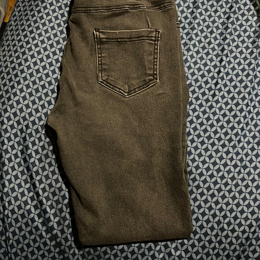 Black jeans with rips in them. Has both front and back pockets. SIZE SMALL